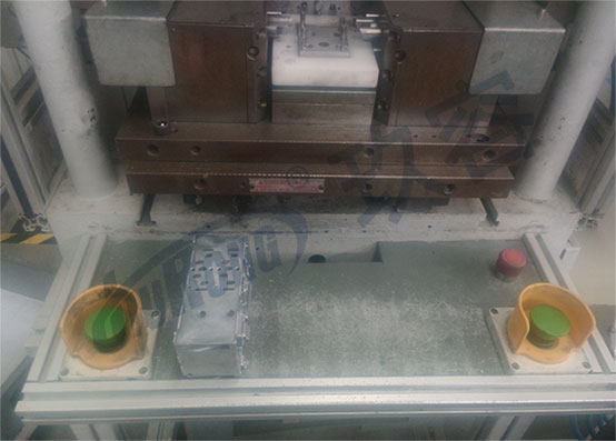 羞羞漫画WWW成人漫画樱缸壓機安裝操作按鈕要求