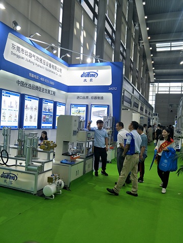 羞羞答答在线观看在現場為客戶介紹羞羞漫画WWW成人漫画樱缸